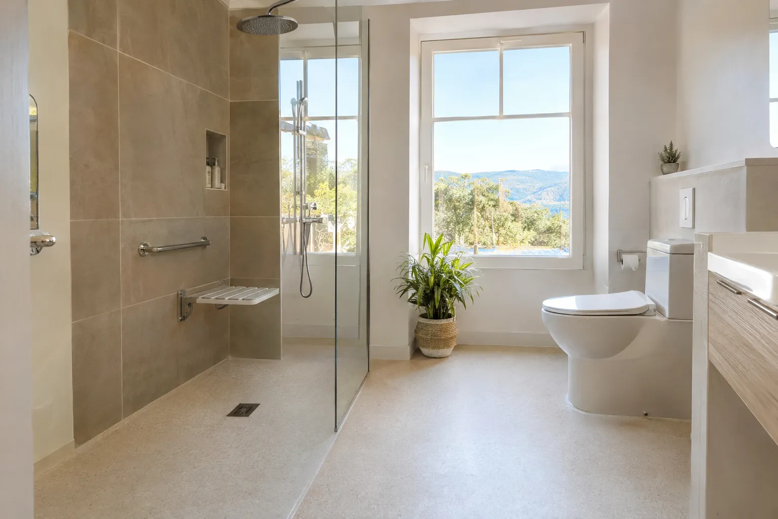 Salle de bain adaptée pour un senior : douche de plain-pied, siège rabattable, barre d’appui et sol antidérapant clair.